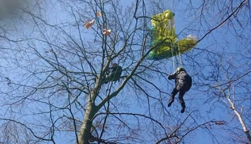 Záchranná akcia v Dolnej Súči: Paraglajdista uviazol vo veľkej výške na strome