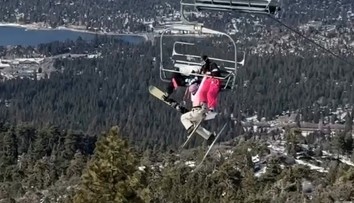 VIDEO: Žart na lanovke sa takmer skončil tragédiou. Lyžiarka zostala visieť v dvadsaťmetrovej výške