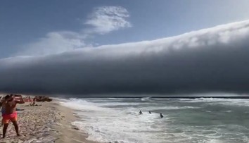 VIDEO: Zábery, pri ktorých sa zatajuje dych. Na pláž v Portugalsku sa valila tsunami z mračien