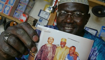 Obamov nevlastný brat bude Trumpovým hosťom na poslednej debate s Clintonovou