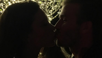 Beckhamovci oslavujú výročie. Victoriu v svadobnom nespoznáte