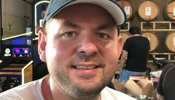 Po konzumácii nedovareného kuraťa ochrnul a skončil v kóme. Teraz začína odznova