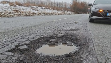 Niektoré naše cesty pripomínajú tankodrom. Viete, komu poslať účet za poškodené auto?