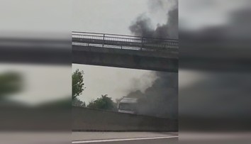 VIDEO: Hustý čierny dym a šľahajúce plamene. Horiaci kamión zablokoval frekventovanú diaľnicu na východe