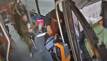 VIDEO: Vytiahol obrovský nôž a ohrozoval ním cestujúcich v MHD. Výtržníka hľadá polícia