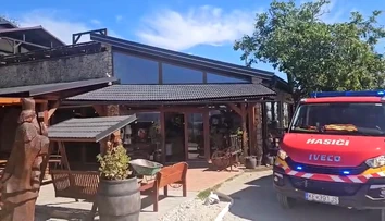 Plamene zachvátili reštauráciu na východe Slovenska. Ošetrovali štyroch ľudí
