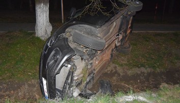 FOTO: Päťdesiatnik zo Záhoria  s tromi promile nezvládol zákrutu pri kostole a auto zaparkoval v jarku