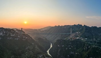 VIDEO: Horu rozrezali na dve polovice. Čína zverejnila dychberúce zábery zo stavby najvyššieho mosta sveta