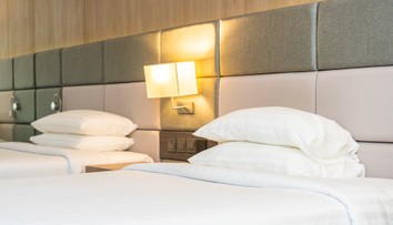 Žena si prenajala izbu s výhľadom na pláž, skončila v pivnici s tapetou mora