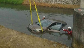 FOTO: Nečakaný incident pri parkovaní. V Bánovciach nad Bebravou skončilo auto v potoku
