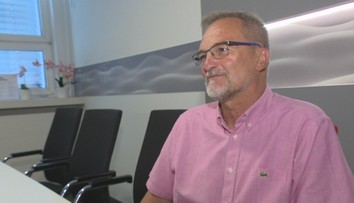 Rozviedol sa bez toho, aby vstal od počítača. Peter vďaka tomu ušetril peniaze aj čas