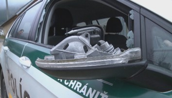 Rozruch v Hrhove. Dôchodca zranil policajtov sekerou, rozbil im aj auto
