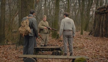 Vyzerá ako z lesa, vznikol však v ateliéri. Tvorcovia Dunaja postavili partizánsky úkryt