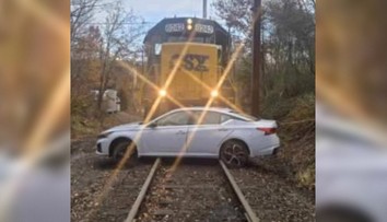 Vlak tlačil auto s dôchodkyňou stovky metrov. Desivá nehoda mala prekvapivý záver