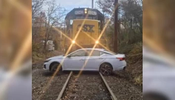 Vlak tlačil auto s dôchodkyňou stovky metrov. Desivá nehoda mala prekvapivý záver