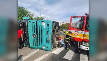 Pri kruhovom objazde v Michalovciach sa prevrátil kamión. Jedna osoba sa zranila