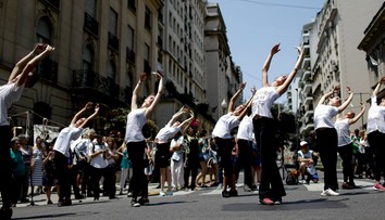 Tanečníci baletu protestovali v uliciach Buenos Aires