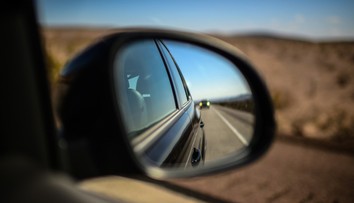 Vodiči, pozor. Podvodníci opäť skúšajú trik so spätným zrkadlom