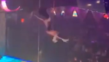 VIDEO: Striptérka po hrozivom páde z veľkej výšky pokračovala v tanci ďalej