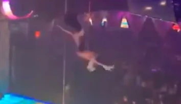 VIDEO: Striptérka po hrozivom páde z veľkej výšky pokračovala v tanci ďalej