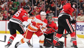 VIDEO: Ofenzíva okolo Honzeka nevyzrela na brankára Chicaga. Na ľade Calgary to bola Bedardova šou