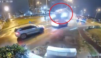 VIDEO: Mercedes preletel cez kruhový objazd aj dve ďalšie vozidlá. Kamera zachytila nehodu ako z filmu