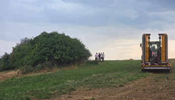 Hrozivý nález neďaleko Topoľčian. Traktorista v kríkoch našiel kostrové pozostatky, hlava bola oddelená od tela