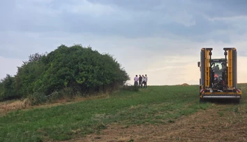Hrozivý nález neďaleko Topoľčian. Traktorista v kríkoch našiel kostrové pozostatky, hlava bola oddelená od tela