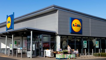 Obchodný reťazec konkuruje fastfoodom. Na pultoch nájdete burgre a hotdogy