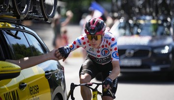 Obrovská rana pre Tour de France. Dvojnásobný víťaz po páde skončil v sanitke, jeden z topfavoritov odstúpil
