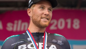 Vyjazdil Saganovi svetový titul, no skončil priskoro. Dnes má svoj tím a v Petrovi opäť vidí iskru