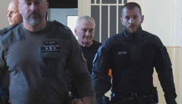 Dôchodca si pre poranený prst privolal záchranárov. Našli uňho ženu so šnúrkou okolo krku