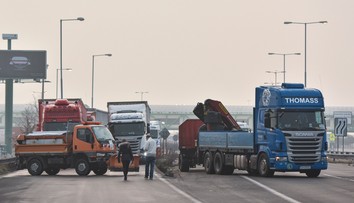 Všetky hraničné priechody a blokované cesty už kamionisti uvoľnili, čakajú na premiéra