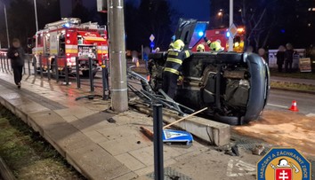 Auto narazilo do zástavky MHD v Bratislave, skončilo úplne zdemolované