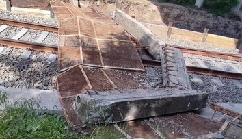 FOTO: Pád mosta na západnom Slovensku. Časť sa zrútila na železničnú trať