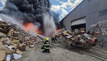 FOTO a VIDEO: Masívny požiar na juhu Slovenska. Horí triedička odpadu