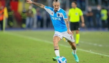 Marek Hamšík nachytal brankára takmer z polovice ihriska. Rozhodca gól neuznal