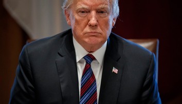 Trump mal preplatiť svojmu osobnému právnikovi 130-tisíc dolárov pre pornoherečku