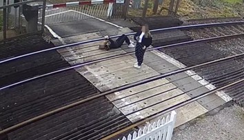 Bezpečnostná kamera zachytila šokujúci moment. Dievča leží na koľajniciach a hrá sa s mobilom