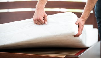 Upratovačka vyhodila starý matrac. Majiteľka v ňom mala peniaze aj rodinné šperky