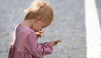 Ročné dieťa odišlo z jaslí. Na ulici ho našiel okoloidúci