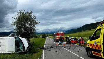 Vážna nehoda neďaleko Popradu: Pri čelnej zrážke sa ťažko zranili dvaja ľudia, cesta je neprejazdná