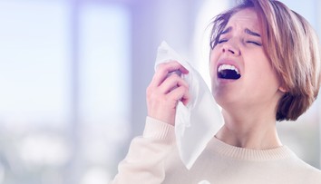 Toto je bezpečná vzdialenosť, aby ste sa nenakazili od kýchajúceho človeka