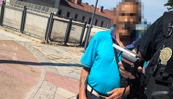 Policajti zastavili vodiča (86). Po tom, čo im povedal, zostali muži zákona ako obarení