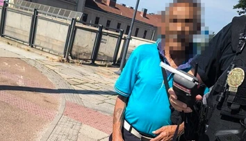 Policajti zastavili vodiča (86). Po tom, čo im povedal, zostali muži zákona ako obarení