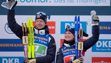 V miešanej štafete triumfovali nórski biatlonisti, Slovákov stiahli z trate