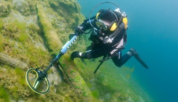 Z dna jazera vytiahli tisíce rokov starý poklad. Mohol patriť rímskym vojakom
