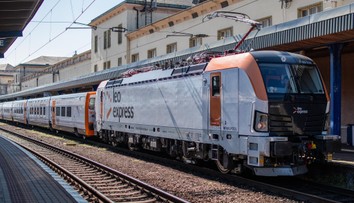 Po zrážke auta s vlakom pri Komárne vlaky nejazdia. Nákladný vlak sa vykoľajil