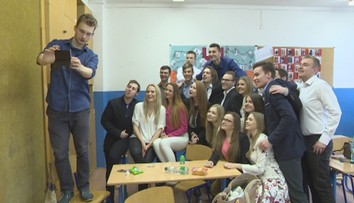 Posledné foto pred akademickým týždňom, maturanti už vedia známky z písomiek