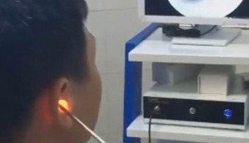 VIDEO: Muža bolelo ucho. Počas návštevy doktora sa jeho prognóza naplnila